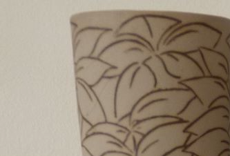 Støbte vaser med unikke dekorationer.